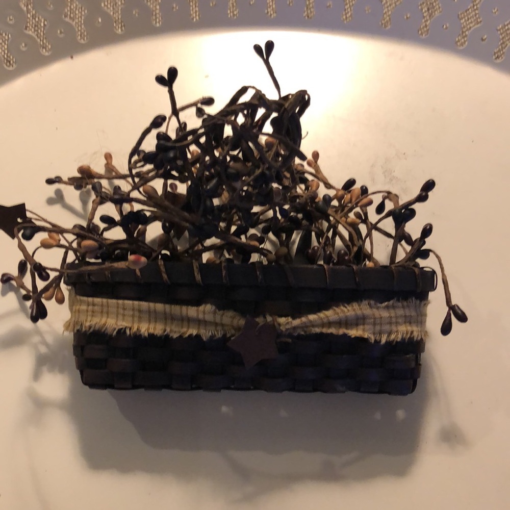 Primitive Rustic Americana woven basket with 3 clumps of wire berries - Picture 2 of 8